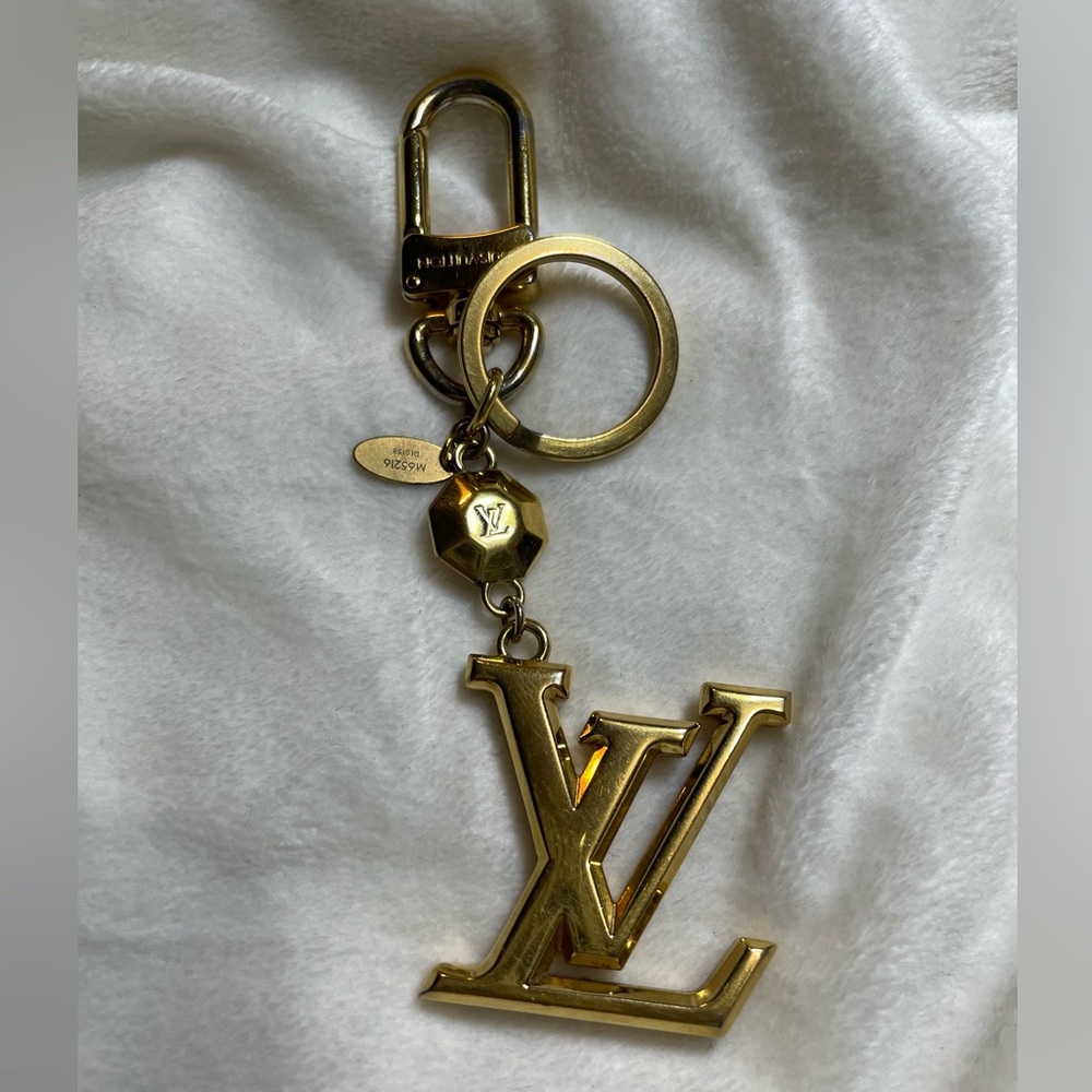 Louis Vuitton Facet LV Gold Tone Key Ring / Bag Charm 💛